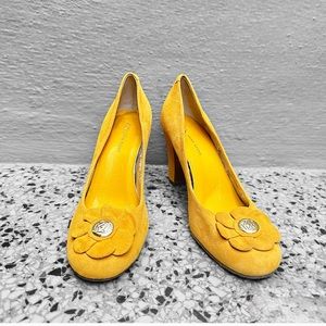 AK Iflex Mustard suede yellow flower decoration High heels Size 8M good condtion